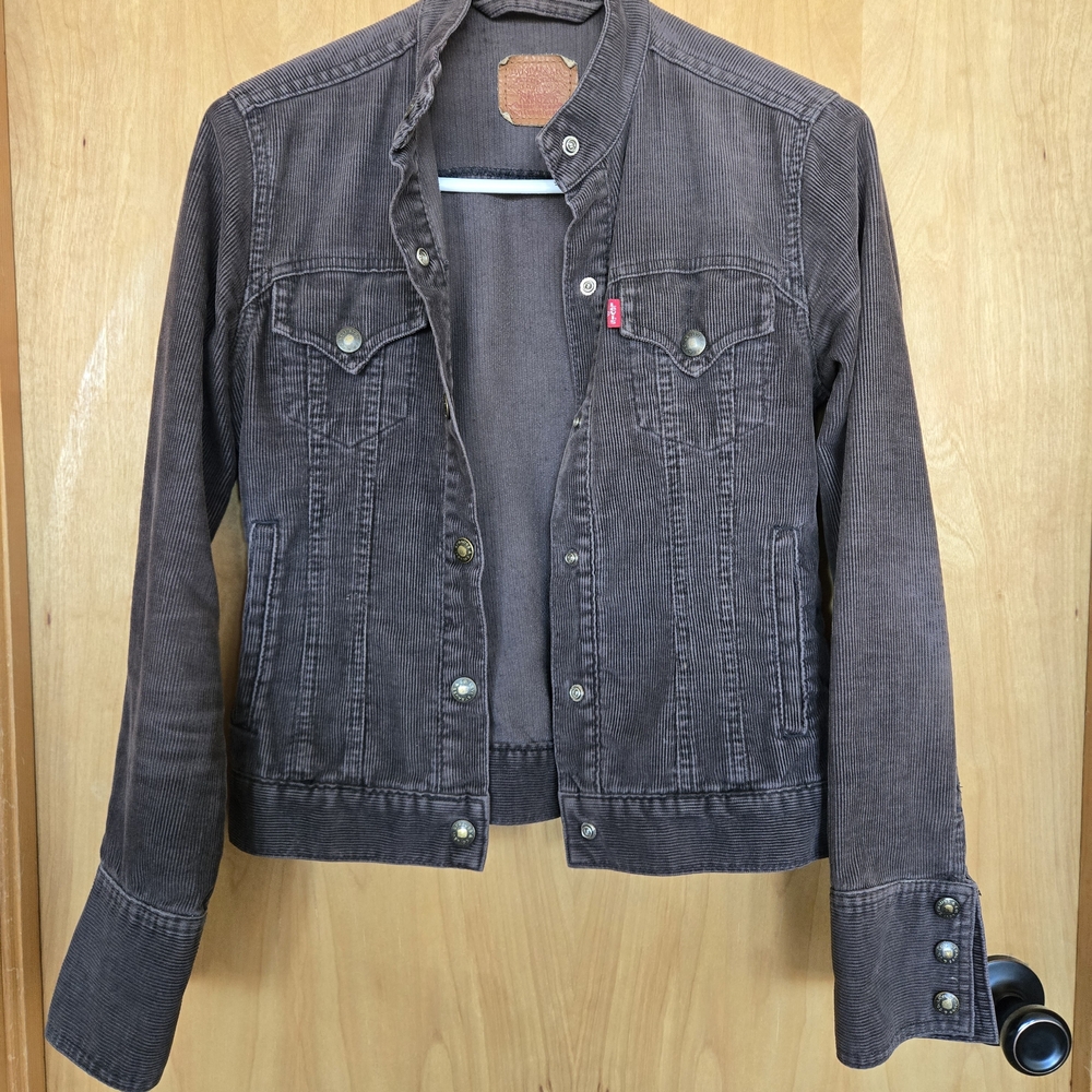 Levi’s Vintage-Style Fitted Corduroy Jacket